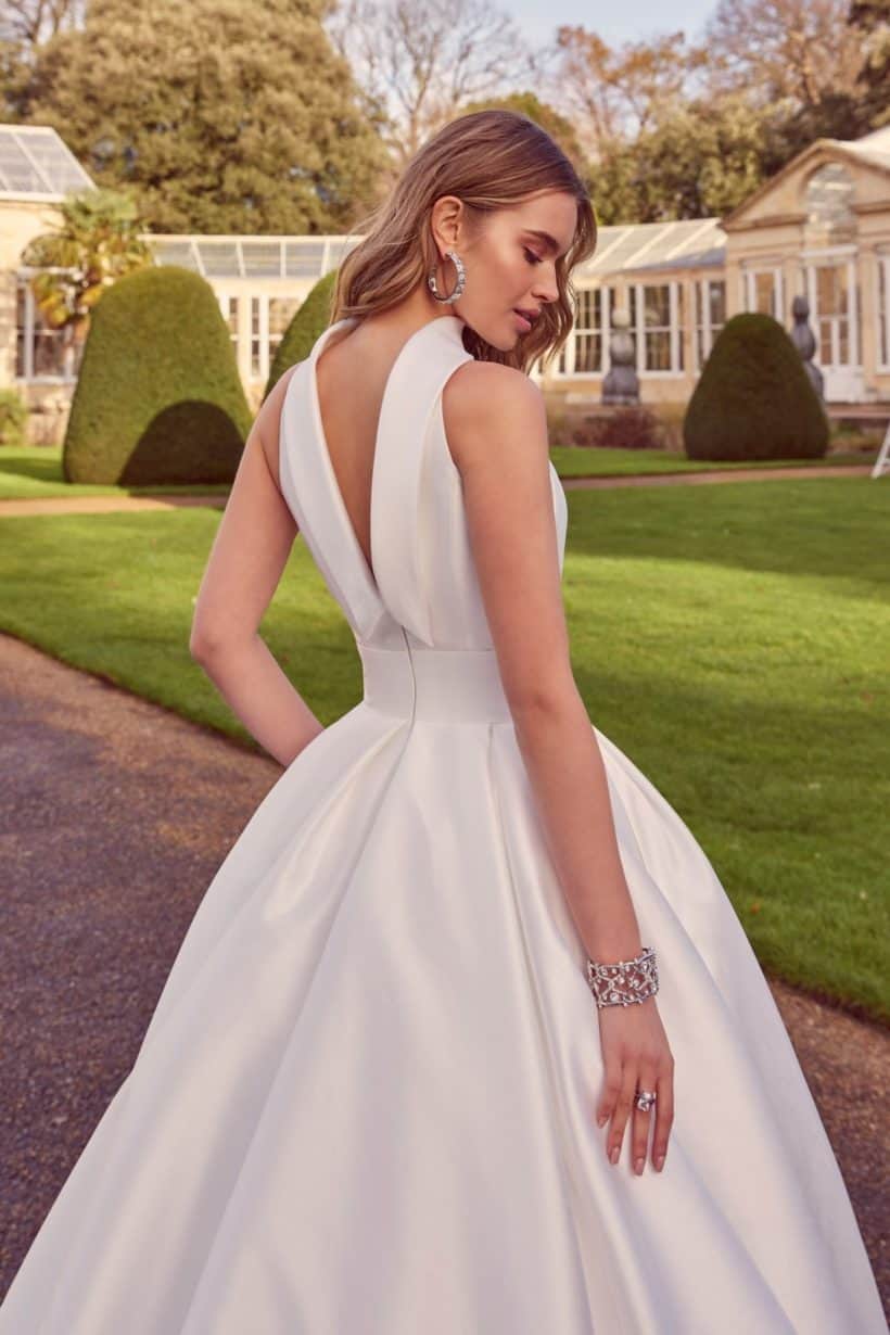 Elegáns, minimál stílusú, nagyszoknyás esküvői ruha mikádó anyagból. Magas nyakú, ujjatlan modell. Style: Ronald Joyce "Kashi" Közelről fotózva