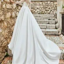 Hosszú ujjú, minimál stílusú, A vonalú menyasszonyi ruha soft szaténból, leheletfinom csipkével kombinálva. Style: Veni Infantino "52053" Hátulról fotózva