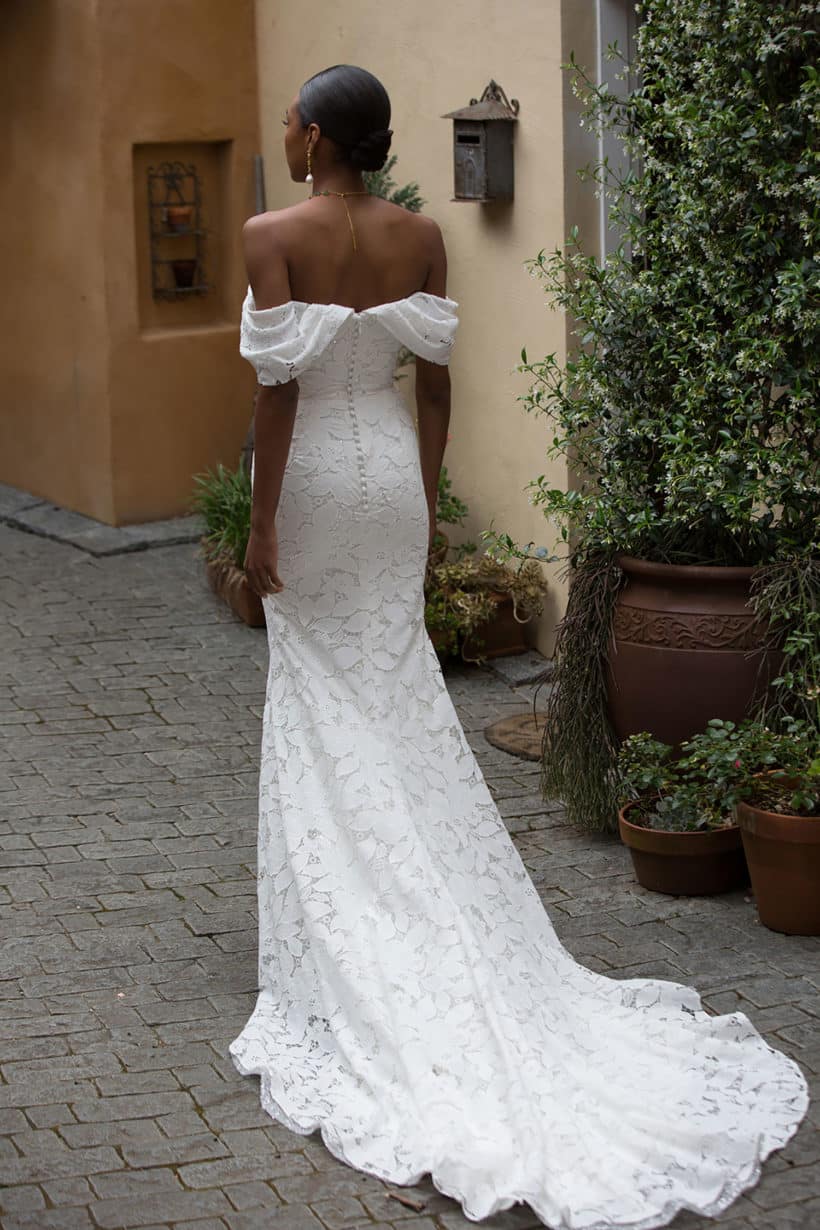 Modern csipkéből készült elegáns, sellő fazonú esküvői ruha lecsatolható uszállyal. Style: Madi Lane "Peta" Uszály nélkül hátulról
