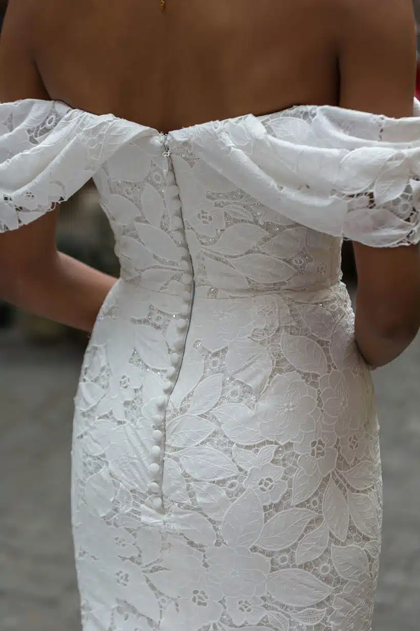 Modern csipkéből készült elegáns, sellő fazonú esküvői ruha lecsatolható uszállyal. Style: Madi Lane "Peta" Közelről, hátulról