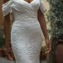 Modern csipkéből készült elegáns, sellő fazonú esküvői ruha lecsatolható uszállyal. Style: Madi Lane "Peta" Közelről