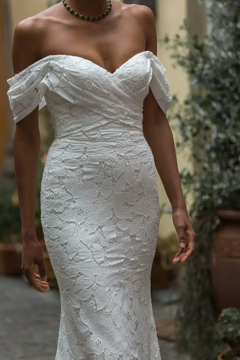 Modern csipkéből készült elegáns, sellő fazonú esküvői ruha lecsatolható uszállyal. Style: Madi Lane "Peta" Közelről