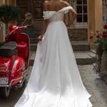 Modern csipkéből készült elegáns, sellő fazonú esküvői ruha lecsatolható uszállyal. Style: Madi Lane "Peta",. Uszállyal hátulról