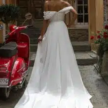 Modern csipkéből készült elegáns, sellő fazonú esküvői ruha lecsatolható uszállyal. Style: Madi Lane "Peta",. Uszállyal hátulról