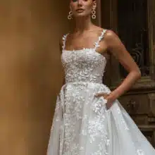 Sliccelt menyasszonyi ruha a Madi Lane kollekcióból. A vonalú modell tüll és csipke kombinációjábal, csipkéből készült vállpánttal. közelről