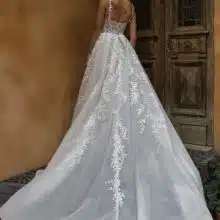 Sliccelt menyasszonyi ruha a Madi Lane kollekcióból. A vonalú modell tüll és csipke kombinációjábal, csipkéből készült vállpánttal. Hátulról 2