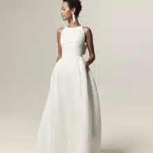 Gyönyörű szatén menyasszonyi ruha a Jesus Peiro 2452-kollekcióból. Egyszerű, elegáns és stílusosan minimalista.