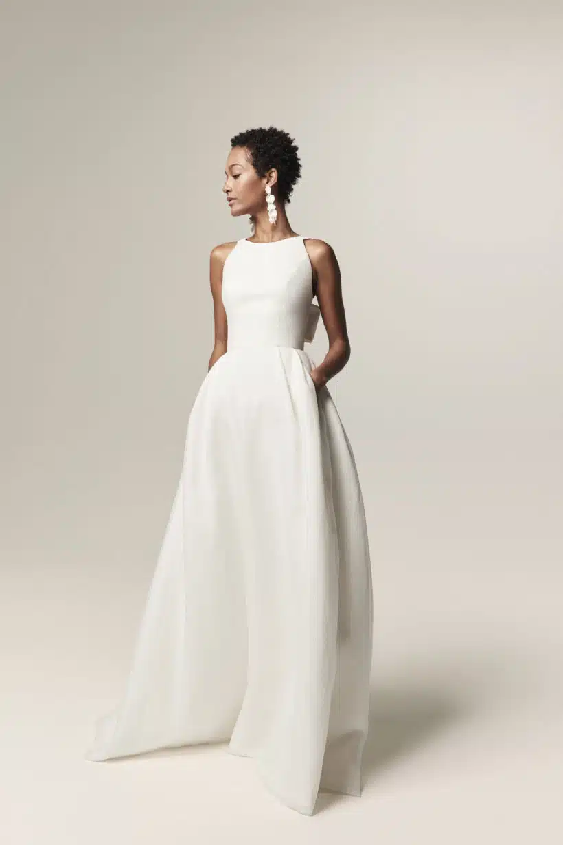 Gyönyörű szatén menyasszonyi ruha a Jesus Peiro 2452-kollekcióból. Egyszerű, elegáns és stílusosan minimalista.
