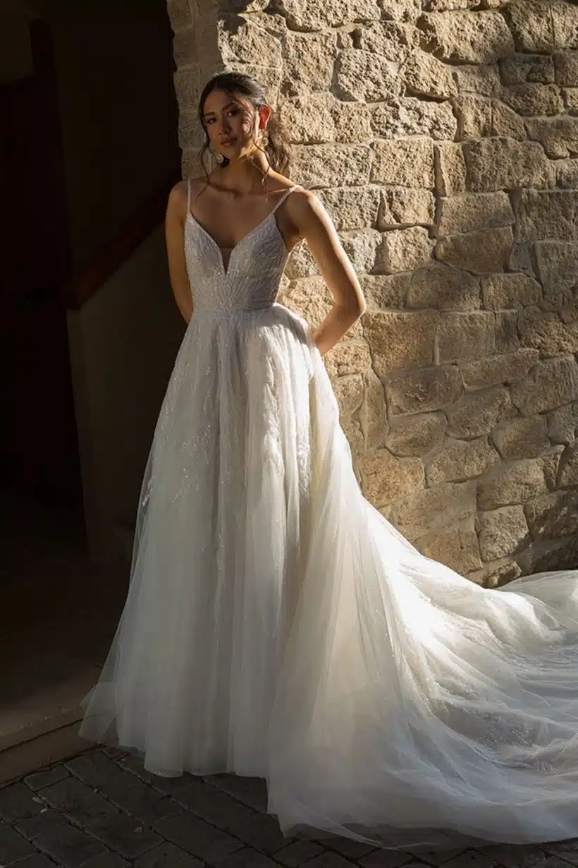 Csillogó, hercegnős menyasszonyi ruha strasszokkal díszített organzából. Extra, különleges modell! oldalról