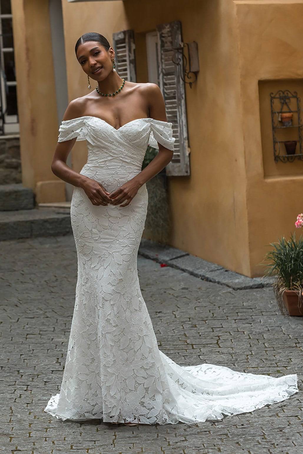 Modern csipkéből készült elegáns, sellő fazonú esküvői ruha lecsatolható uszállyal. Style: Madi Lane "Peta" uszály nélkül elölről