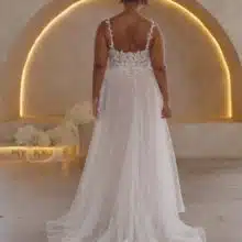 Nagyméretű esküvői ruha molett menyasszonyoknak. Bohém stílusú, A vonalú modell lágy tüllszoknyával és hímzett illúzió felsőrésszel. Style. Madi Lane "Perle" Hátulról