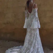 Evie Young - Azure rusztikus csipléből készült sellő esküvői ruha. Hátkivágás+ uszály