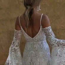 Evie Young - Azure rusztikus csipléből készült sellő esküvői ruha. Hátkivágás