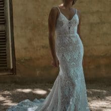 Evie Young - Azure rusztikus csipléből készült sellő esküvői ruha. Levehető ujjak nélkül.