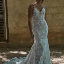 Evie Young - Azure rusztikus csipléből készült sellő esküvői ruha. Levehető ujjak nélkül.