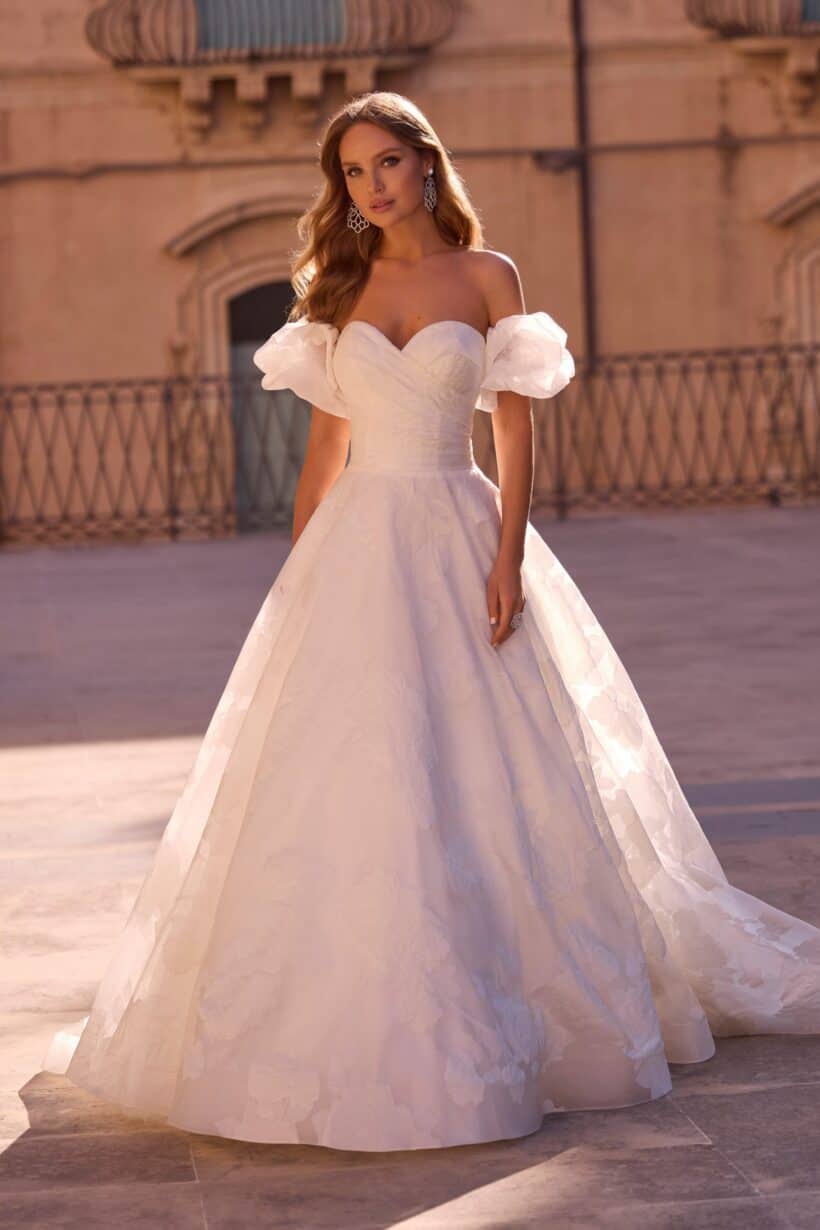 hercegnős menyasszonyi ruha vállpánt nélkül organzából