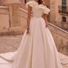 félvállas menyasszonyi ruha