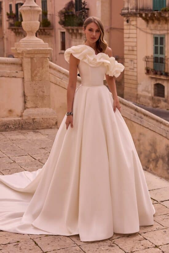 félvállas menyasszonyi ruha