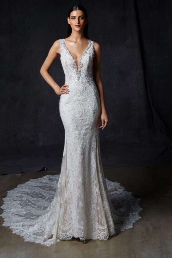 Csipkés 68 Enzoani Omega – Sellő menyasszonyi ruha mély dekoltázzsal és chantilly csipkével