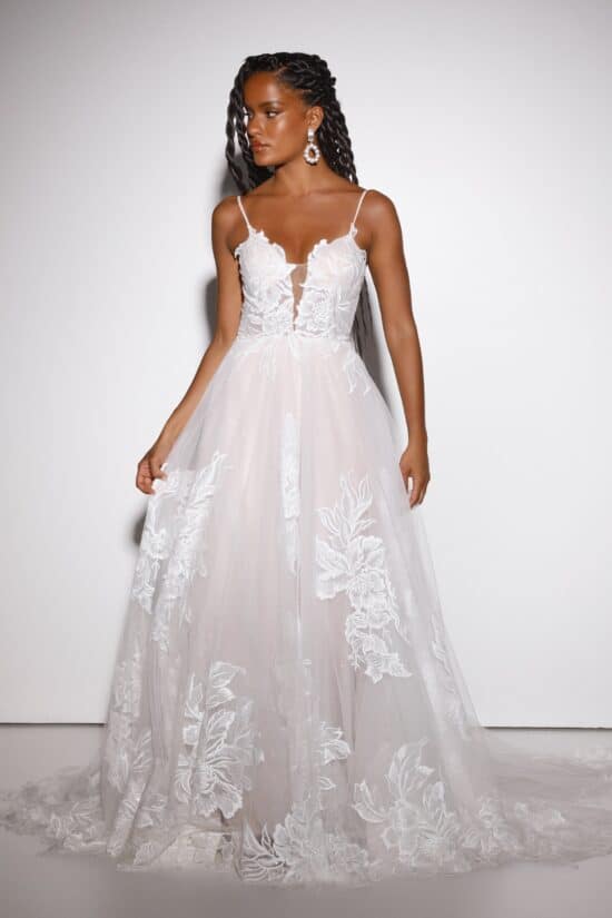 A-vonalú menyasszonyi ruha spagettipánttal