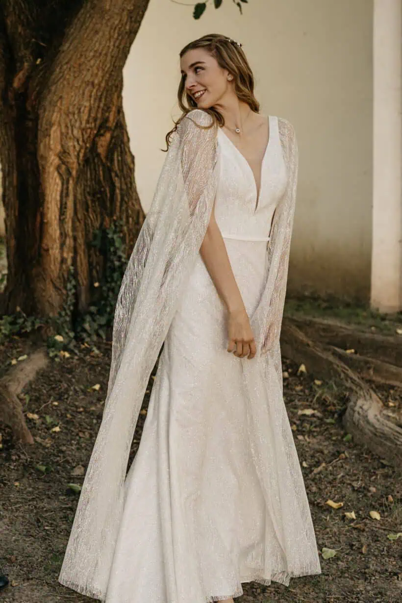 Egyedi tervezésű esküvői ruha levehető palásttal – Naybel couture