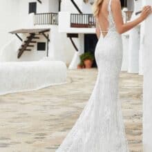 Hátulnézeti kép: finom gombsor és mély hátkivágás kiemeli a ruha romantikus részleteit.