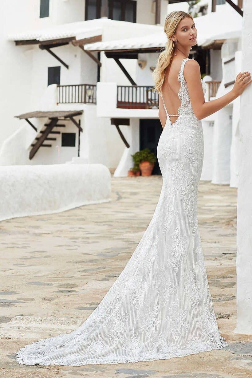 Hátulnézeti kép: finom gombsor és mély hátkivágás kiemeli a ruha romantikus részleteit.