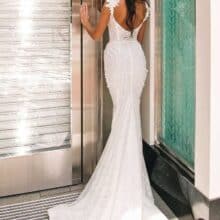 Uszály mozgás közben: lágy, mégis határozott esésű uszály, amely minden lépésnél lenyűgöz.