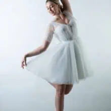 Carmella rövid tüll menyasszonyi ruha balerina ihletésű pózban.
