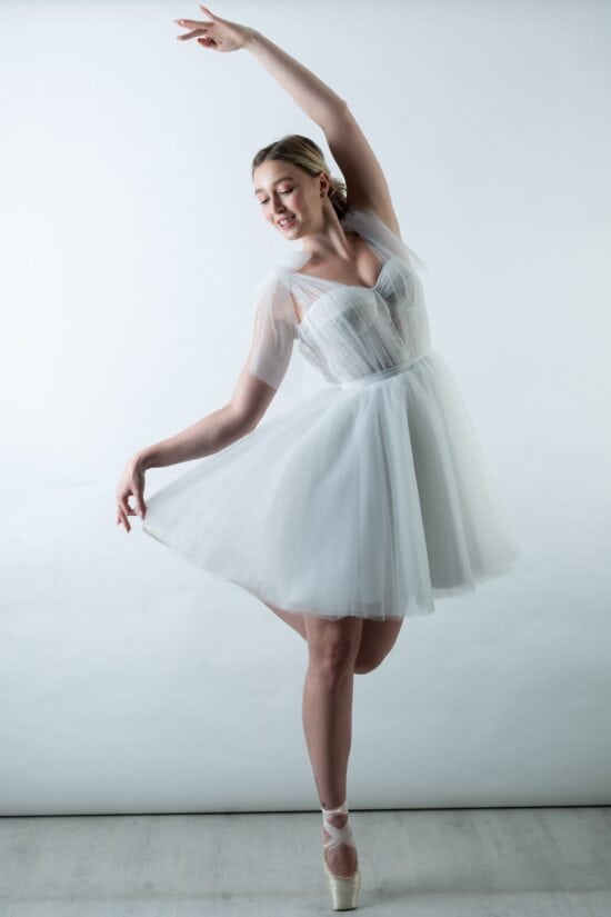 Carmella rövid tüll menyasszonyi ruha balerina ihletésű pózban.