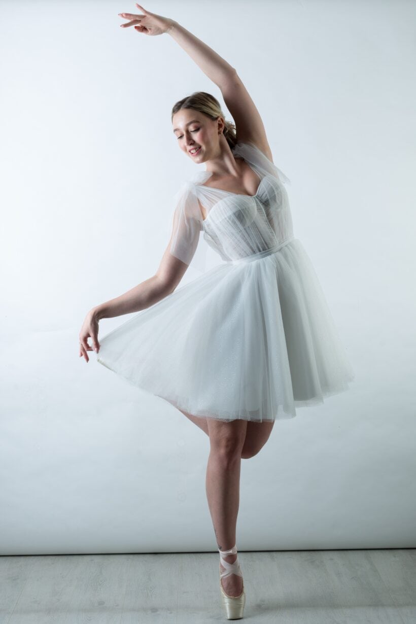Carmella rövid tüll menyasszonyi ruha balerina ihletésű pózban.