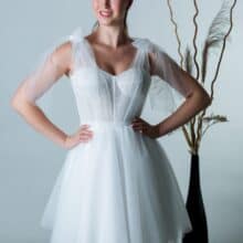 fűzős hatás és áttetsző tüll masnipántok.