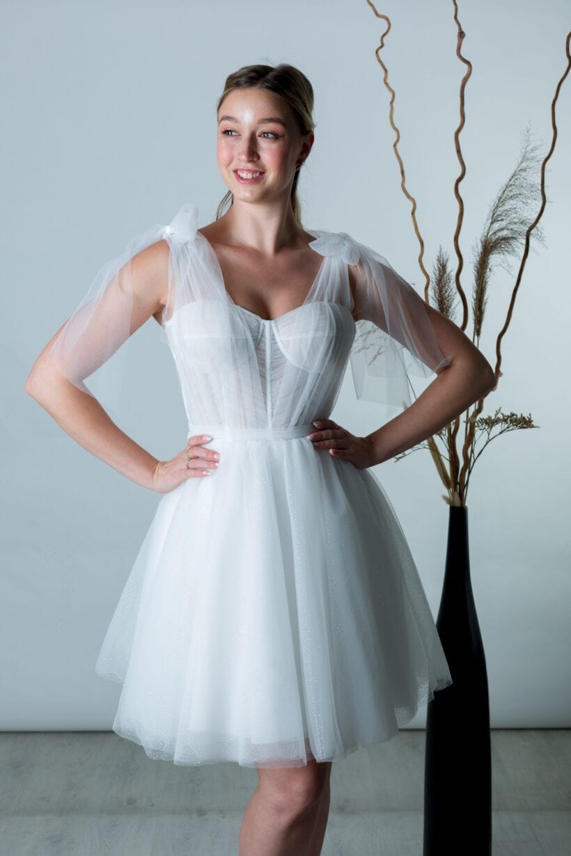 fűzős hatás és áttetsző tüll masnipántok.