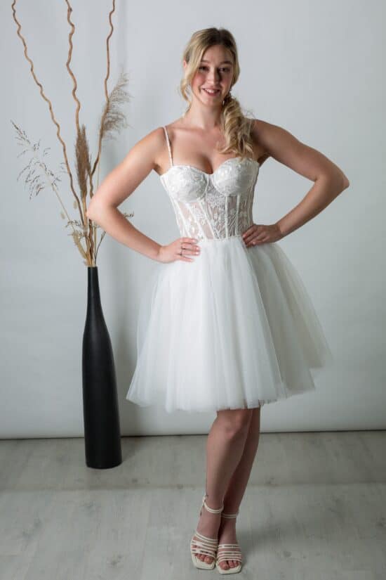 Rövid csipke menyasszonyi ruha