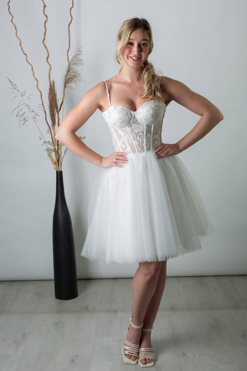 Iza-1 Rövid csipke menyasszonyi ruha