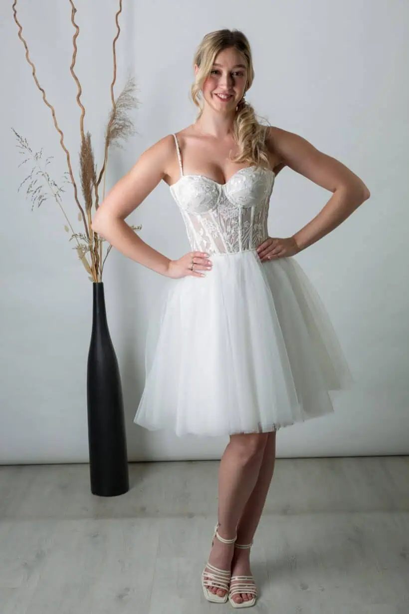 Rövid csipke menyasszonyi ruha