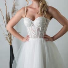 Iza-2 fűzős hatású, virágos csipkével díszített, karcsúsító szabás.