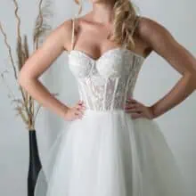 fűzős hatású, virágos csipkével díszített, karcsúsító szabás.