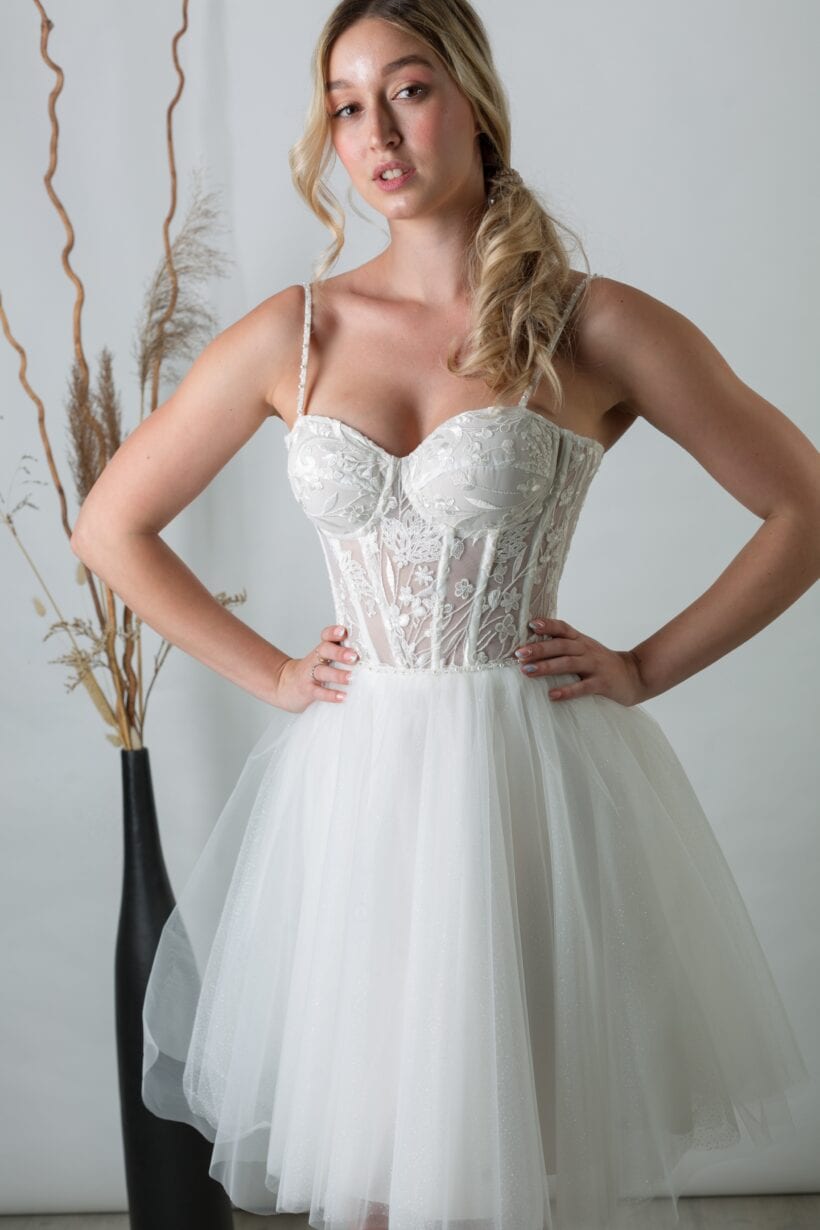 Iza-2 fűzős hatású, virágos csipkével díszített, karcsúsító szabás.