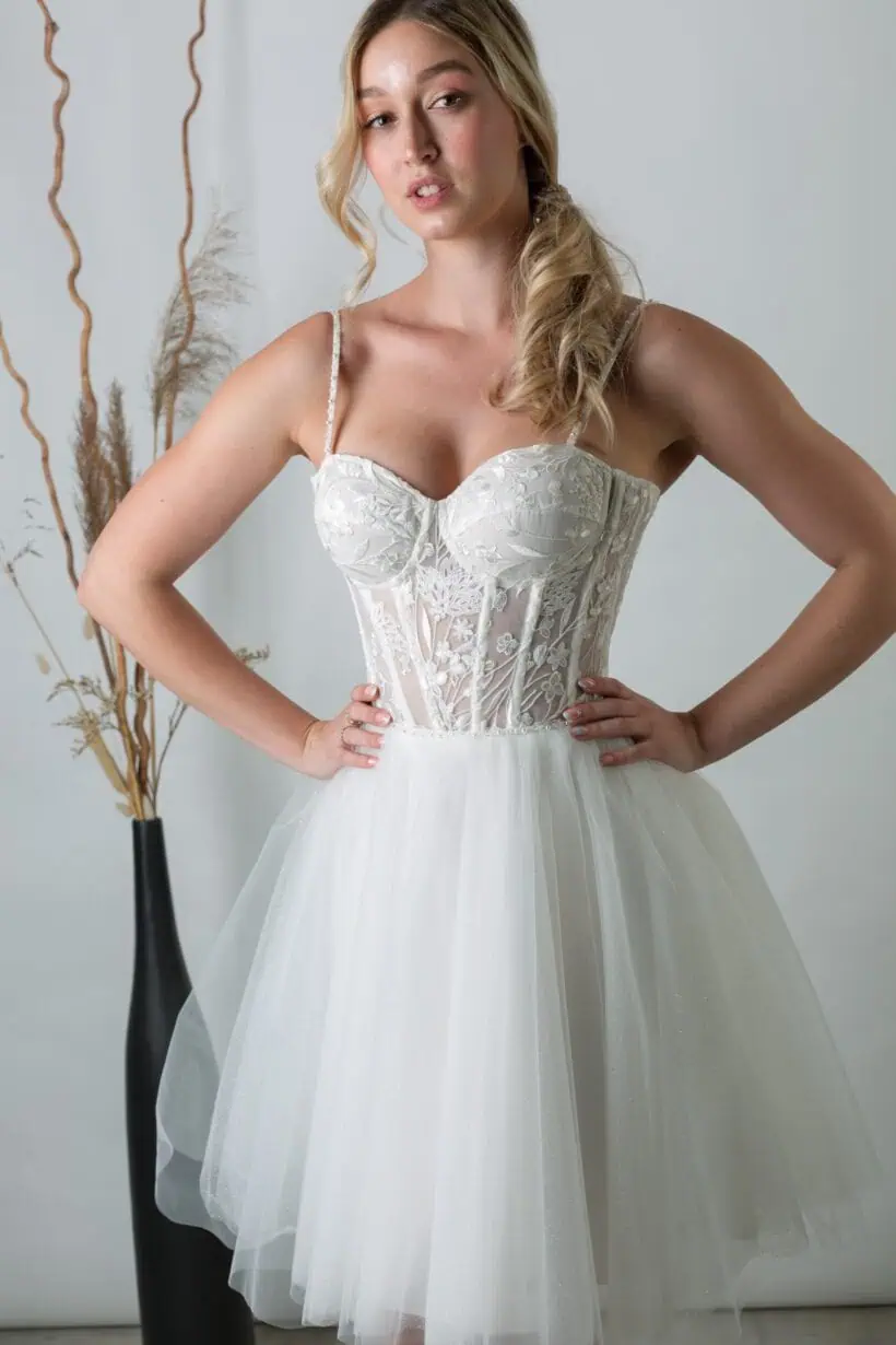 fűzős hatású, virágos csipkével díszített, karcsúsító szabás.