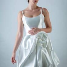 Naomi-1 Naomi menyasszonyi ruha buborékhatású szoknyával, vállpántos felsőrésszel.