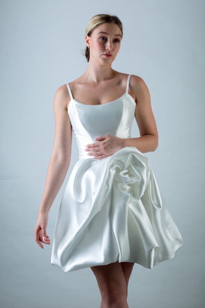 Naomi-1 Naomi menyasszonyi ruha buborékhatású szoknyával, vállpántos felsőrésszel.