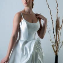 Naomi-3 oldalsó virágdísz és fényes textúra.