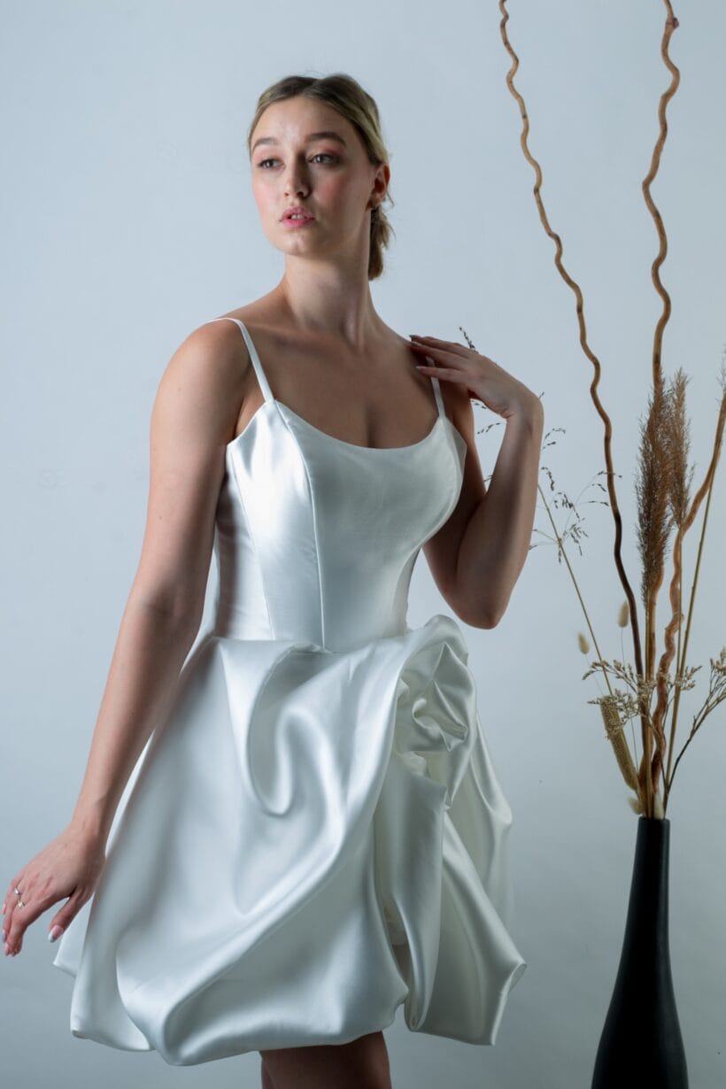 Naomi-3 oldalsó virágdísz és fényes textúra.