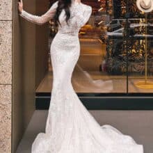 Royaldi Nora ruha városi környezetben, sellő fazonnal és látványos uszállyal, hosszú ujjakkal.