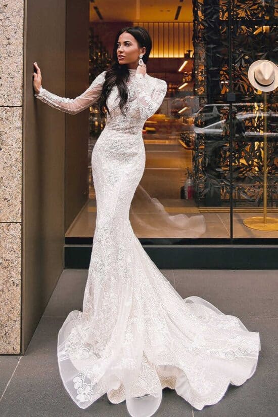 Royaldi Nora ruha városi környezetben, sellő fazonnal és látványos uszállyal, hosszú ujjakkal.