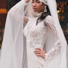 áttetsző hosszú ujjak és magas nyak csipkedíszítéssel.