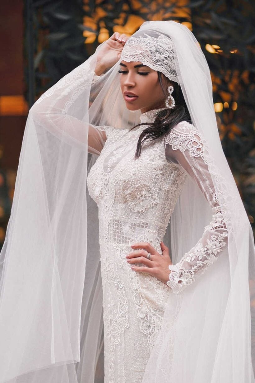 áttetsző hosszú ujjak és magas nyak csipkedíszítéssel.