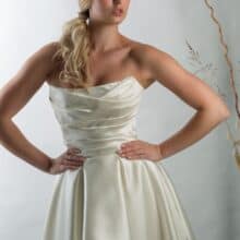 húzott mellrész és klasszikus derékvonal.