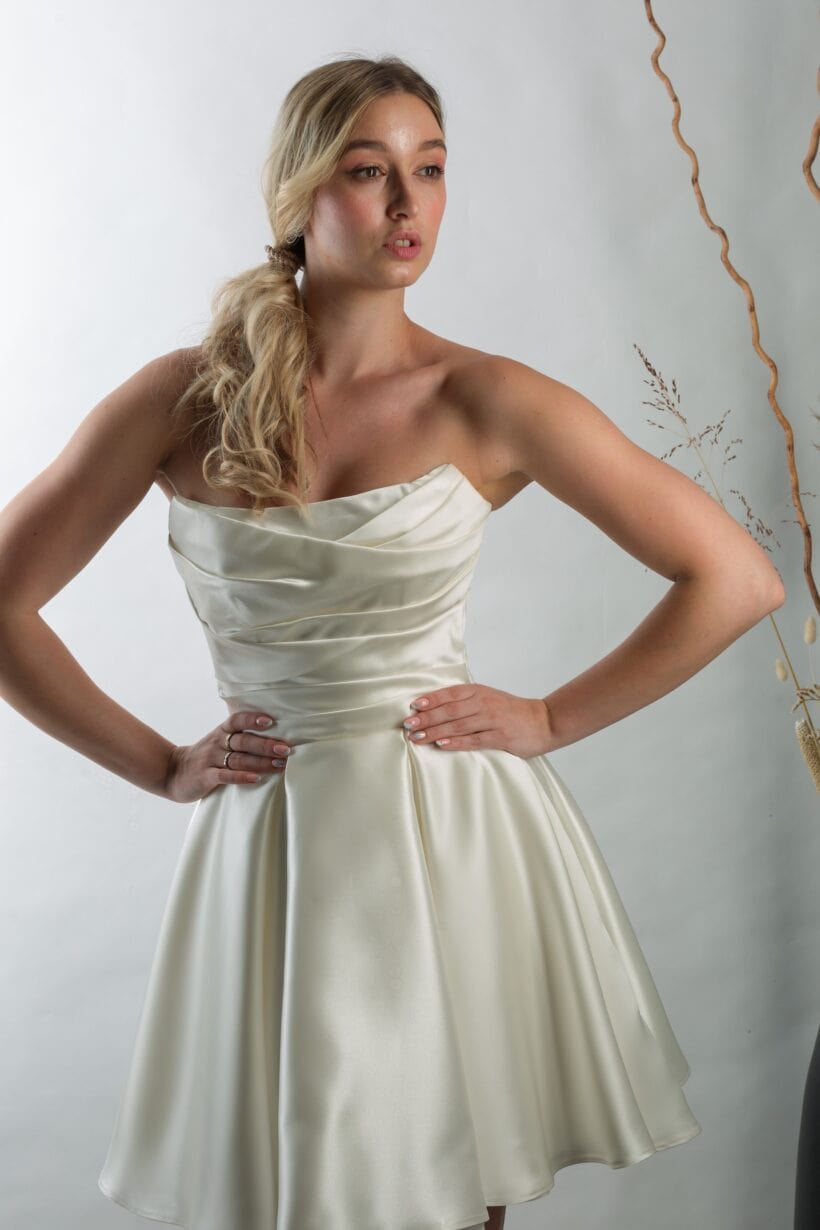 húzott mellrész és klasszikus derékvonal.